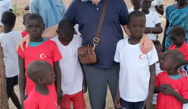 Çekmeköy'den Afrika'ya iyilik seferberliği kapsamında yardım malzemeleri dağıtılıyor