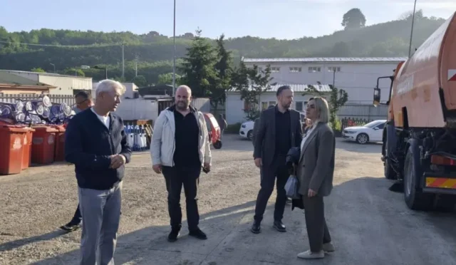 Akçakoca Belediye Başkan Vekili Alev Ünal, Temizlik İşleri Müdürlüğü personelini ziyaret ediyor.