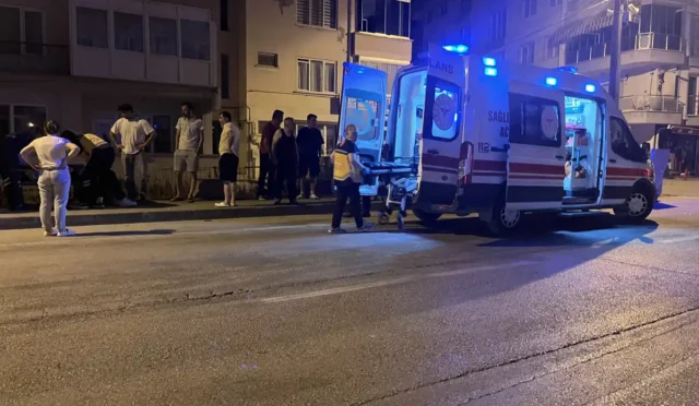 Mudanya'da meydana gelen motosiklet kazası sonrası yol kenarında duran motosiklet