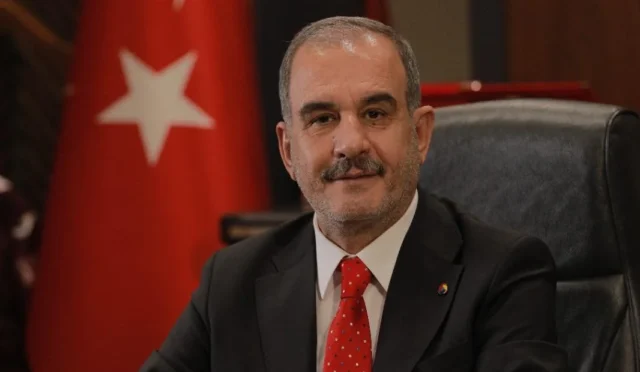 Elazığ Ticaret ve Sanayi Odası Başkanı İdris Alan, KOBİ'lere Nefes Kredisi müjdesini duyuruyor.