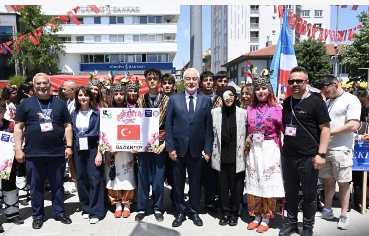 Isparta’da Uluslararası Gül Festivali Göz Kamaştırıcı Bir Başlangıçla Açıldı