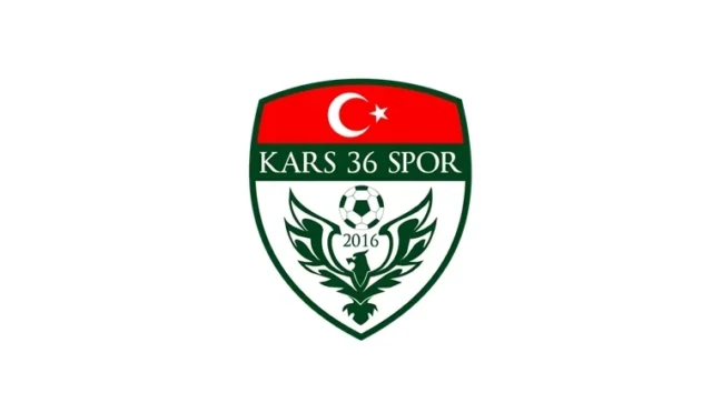Kars 36 Spor futbolcuları play-off maçında mücadele ederken