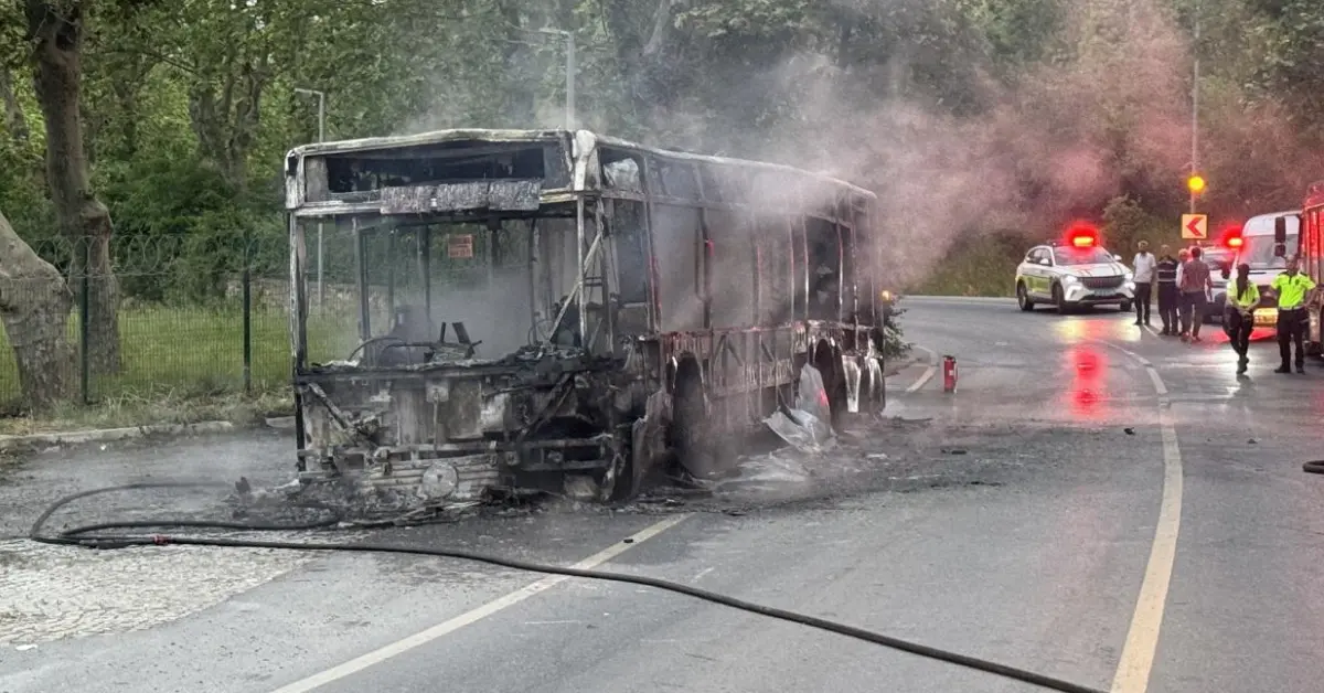 Beykoz’da Seyir Halindeki İETT Otobüsü Alevlere Teslim Oldu: Kullanılamaz Hale Geldi