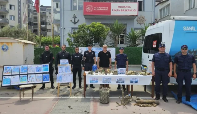Mudanya'da Çevre Haftası kapsamında deniz dibinden çıkarılan atıkların sergilendiği etkinlik