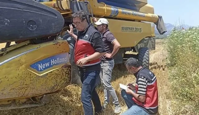Serik'te biçerdöver denetimi yapan tarım personelleri ve çiftçiler