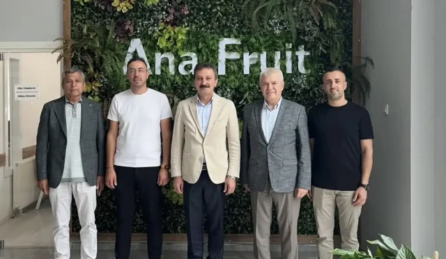 Isparta Ticaret Borsası heyeti, kiraz hasat döneminde firmaları ziyaret ediyor.