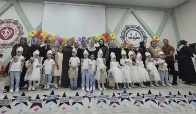 Burdur'da 4-6 yaş Kur'an kursu yıl sonu kapanış programında öğrenciler ve veliler