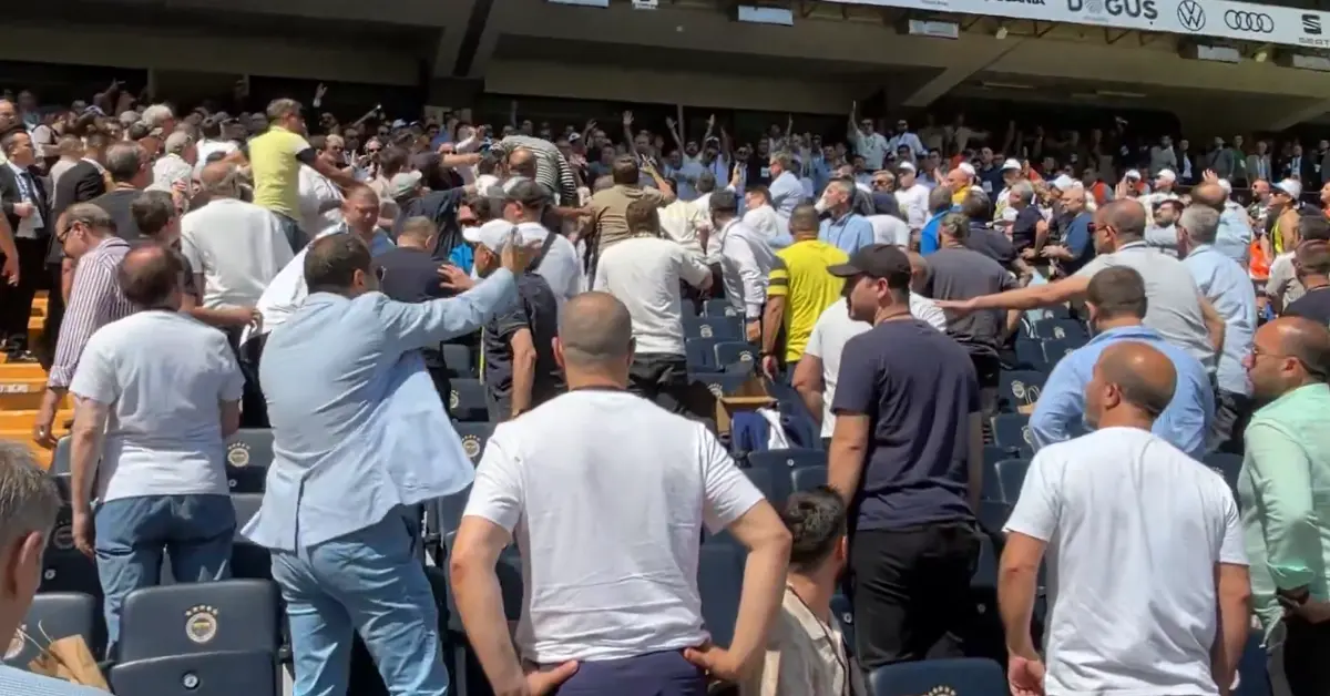 Fenerbahçe Genel Kurulu’nda Gergin Başlangıç: Tezahüratlar Tartışmaya Döndü, Güvenlik Müdahale Etti