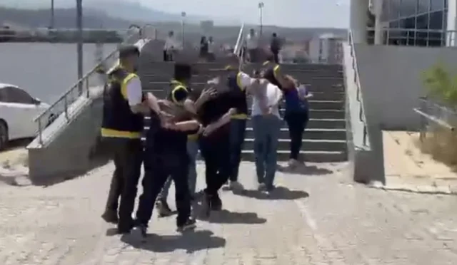 Hatay'da çeşitli suçlardan aranan ve yakalanarak adliyeye sevk edilen şahıslar