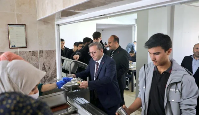 Kars Valisi Ziya Polat'ın okulları ziyaret ederek öğretmen ve öğrencilerle bir araya geldiği an.