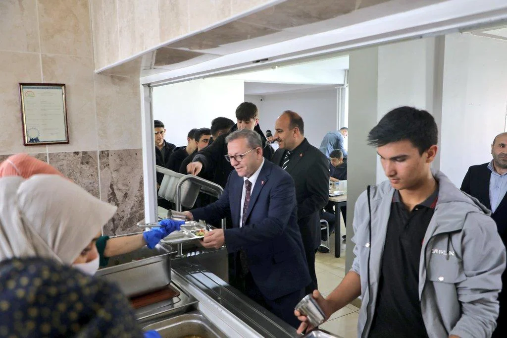 Kars Valisi Ziya Polat’tan Eğitim Hamlesi: Öğretmen ve Öğrencilerle Buluştu
