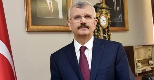 Prof. Dr. Cevdet Erdöl, şekerin sessiz bir sağlık tehdidi olduğunu ve önlem alınması gerektiğini belirtiyor.