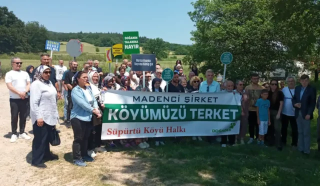 DOĞADER üyeleri İnegöl'de ormanlık alanları tehdit eden maden faaliyetlerine karşı basın açıklaması yapıyor.