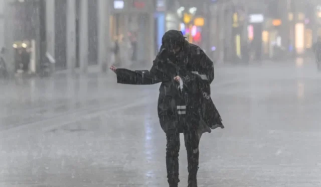 Ankara'da kuvvetli sağanak ve fırtına uyarısı yapıldı, sel ve su baskını riski var.