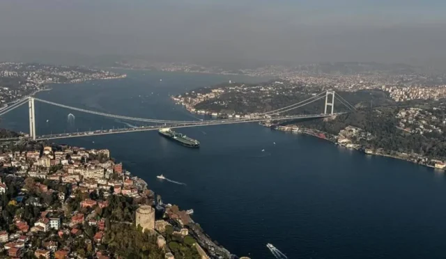 İstanbul Boğazı'nda Amiral Kupası Yelken Yarışı nedeniyle gemi trafiğinin geçici olarak durdurulduğunu gösteren görsel.