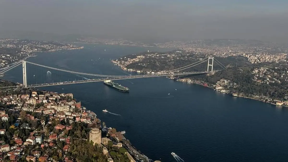İstanbul Boğazı’nda Amiral Kupası Heyecanı: Trafik Geçici Olarak Durduruldu