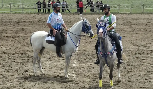 Kars Selim'de geleneksel atlı sporlar müsabakası cirit heyecanı