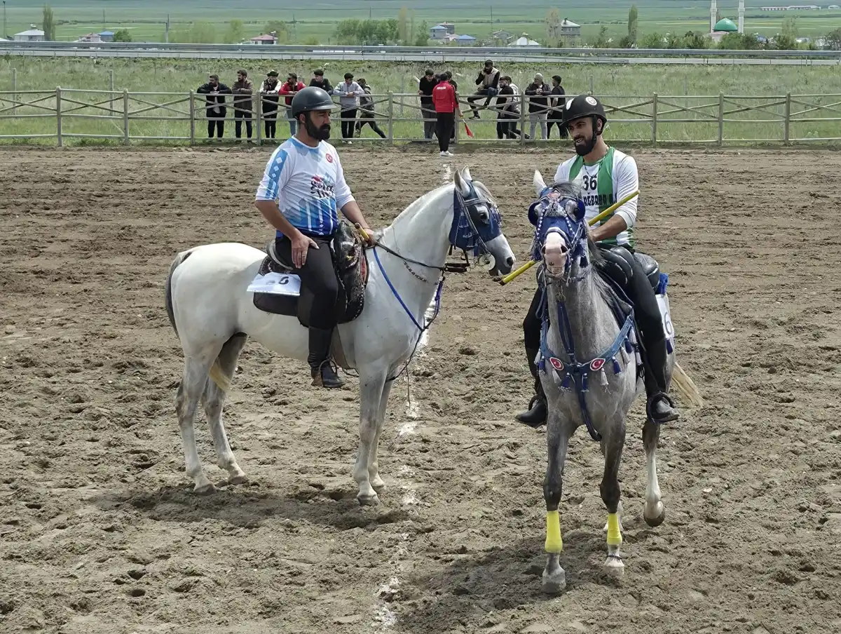 Kars Selim’de Geleneksel Atlı Sporlar Coşkusu: Cirit Heyecanı Nefes Kesti