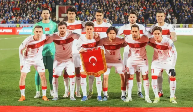 A Milli Futbol Takımı oyuncuları Dünya Kupası hazırlık maçında galibiyet sonrası sevinirken