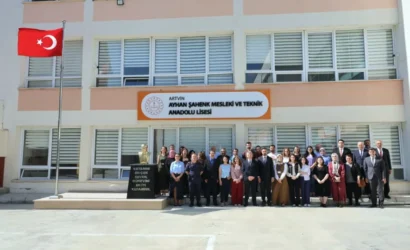 Artvin Valisi Mustafa Yılmaz, Teknik ve Mesleki Anadolu Lisesi'ni ziyaret ederek incelemelerde bulunuyor.
