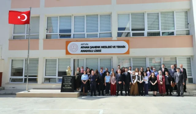 Artvin Valisi Mustafa Yılmaz, Teknik ve Mesleki Anadolu Lisesi'ni ziyaret ederek incelemelerde bulunuyor.