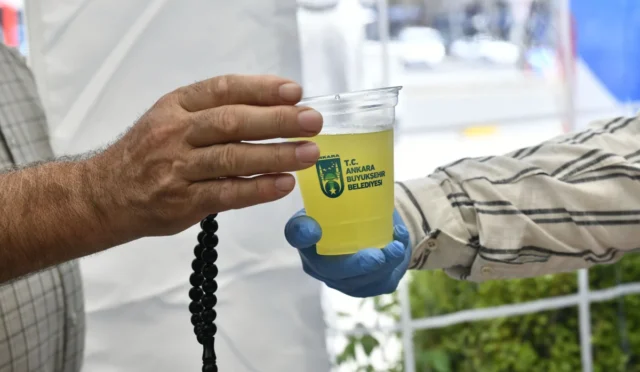 Ankara Büyükşehir Belediyesi'nin Kızılay ve Ulus'ta kurduğu Serinleme Noktalarında vatandaşlara ücretsiz limonata ve soğuk su ikramı yapılıyor.
