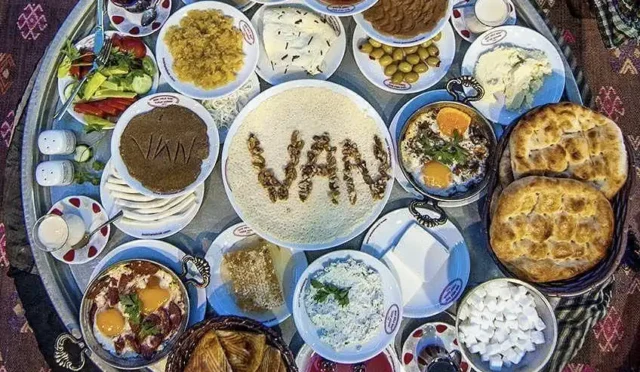 Van'da 7. Dünya Kahvaltı Günü etkinliğinde kurulan dev sofra ve katılımcılar