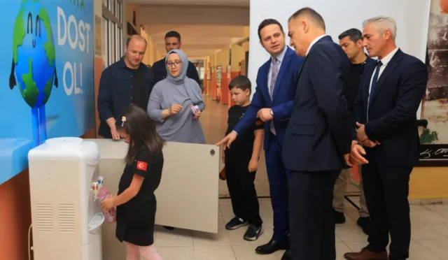 Muğla'da okullarda öğrencilere temiz su sağlamak amacıyla kurulan su arıtma cihazları ve plastik şişelerin yerine geçen sistemler