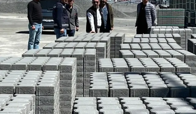 Kars'ta köy yollarının yenilenmesi için İl Özel İdaresi ekiplerinin başlattığı hummalı çalışmalar.
