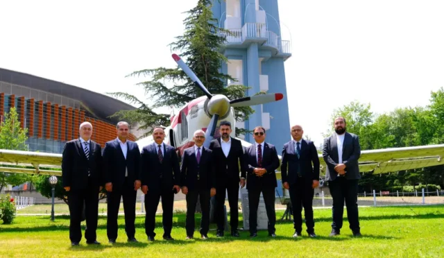 Türk Hava Kurumu yönetimi, medya ve STK temsilcileriyle müzede bir araya geldi.