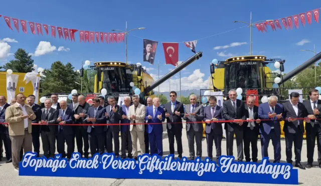 Erzurum'da çiftçilere yönelik açılan 6. Etap Tarım Makineleri Parkı'ndan genel görünüm.