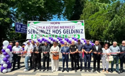 Hopa'da düzenlenen yıl sonu sergisinde el emeği göz nuru ürünler sergileniyor
