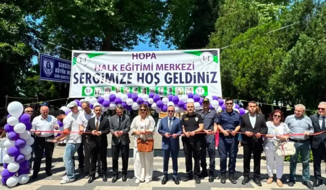 Hopa'da düzenlenen yıl sonu sergisinde el emeği göz nuru ürünler sergileniyor