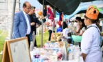 Malatya'da çocuklar, 'Büyükler Pazar Görsün' etkinliğinde sattıkları ürünlerden elde ettikleri geliri yetim çocuklara bağışladı.