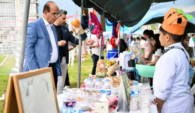 Malatya'da çocuklar, 'Büyükler Pazar Görsün' etkinliğinde sattıkları ürünlerden elde ettikleri geliri yetim çocuklara bağışladı.