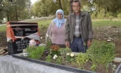 Hüseyin Oğuz'un kızı Melike Oğuz'un mezarı başında