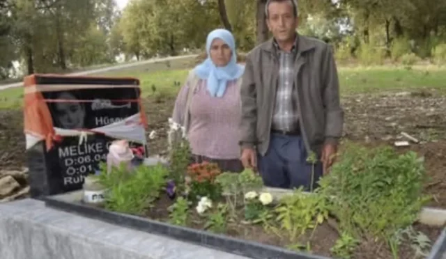 Hüseyin Oğuz'un kızı Melike Oğuz'un mezarı başında