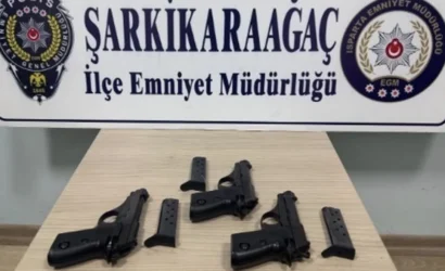 Isparta'da polisin düzenlediği ruhsatsız silah operasyonunda ele geçirilen tabancalar