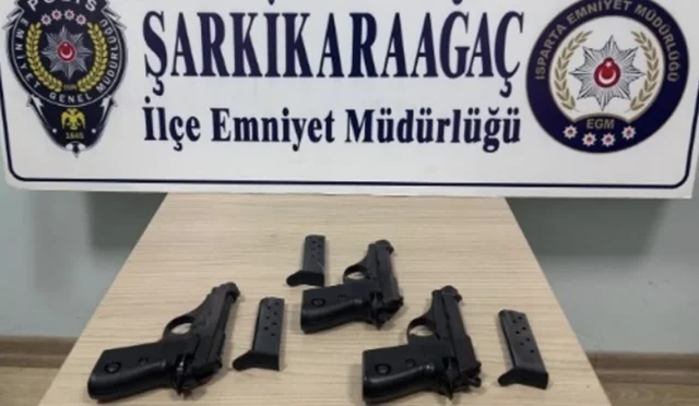 Isparta'da polisin düzenlediği ruhsatsız silah operasyonunda ele geçirilen tabancalar