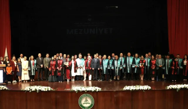Artvin Çoruh Üniversitesi mezuniyet töreninde keplerini atan öğrenciler ve konuşma yapan protokol üyeleri