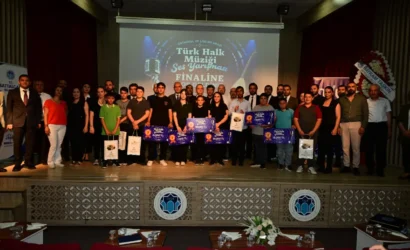 Battalgazi Türk Halk Müziği Ses Yarışması finalinde sahne alan gençler