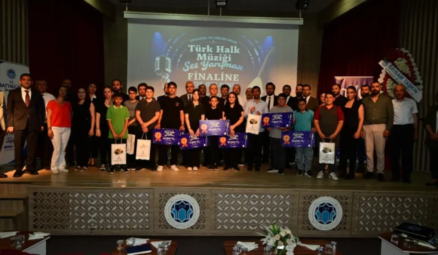 Battalgazi Türk Halk Müziği Ses Yarışması finalinde sahne alan gençler