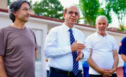 Yeşilyurt Belediye Başkanı Prof. Dr. İlhan Geçit, genç sporcularla birlikte sahada.