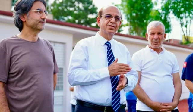 Yeşilyurt Belediye Başkanı Prof. Dr. İlhan Geçit, genç sporcularla birlikte sahada.