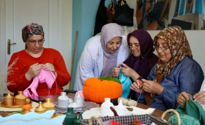 Yeşilyurt Mesleki Eğitim ve Yaşam Merkezi'nde hazır giyim ve el sanatları kurslarına katılan kadınlar