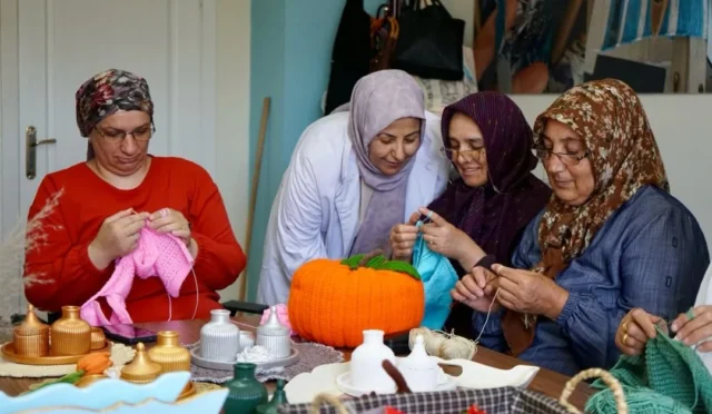Yeşilyurt Mesleki Eğitim ve Yaşam Merkezi'nde hazır giyim ve el sanatları kurslarına katılan kadınlar