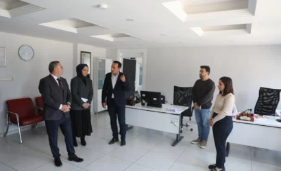 Kars Valisi Ziya Polat, İl Göç İdaresi ve Nüfus Müdürlüğü'nü ziyaret ediyor.