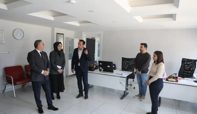 Kars Valisi Ziya Polat, İl Göç İdaresi ve Nüfus Müdürlüğü'nü ziyaret ediyor.