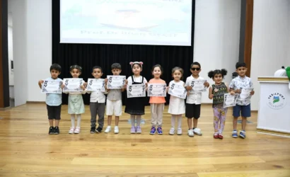 Yeşilyurt Erdem Okulları'nda mezuniyet törenine katılan 4-6 yaş arası çocuklar ve aileleri