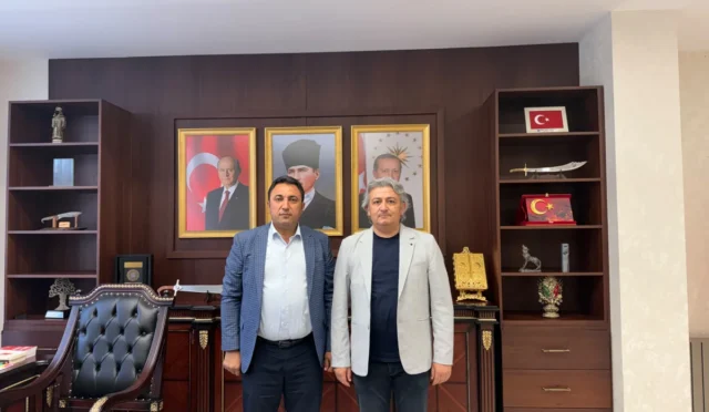 Kuluncak Belediye Başkanı Erhan Cengiz, ilçenin kalkınma projeleri hakkında açıklamalarda bulunuyor.